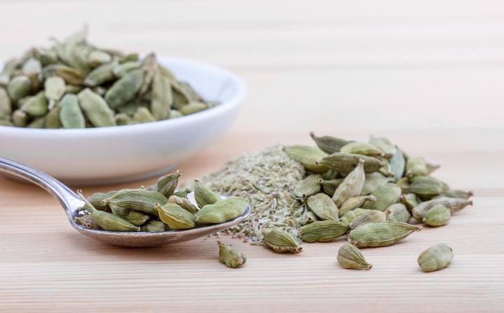green cardamom pods